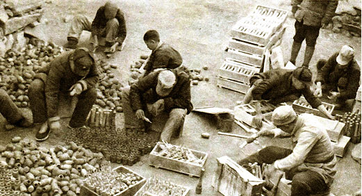 徐工集團(tuán)的前身華興鐵工廠誕生，后發(fā)展為徐州重型機(jī)械廠