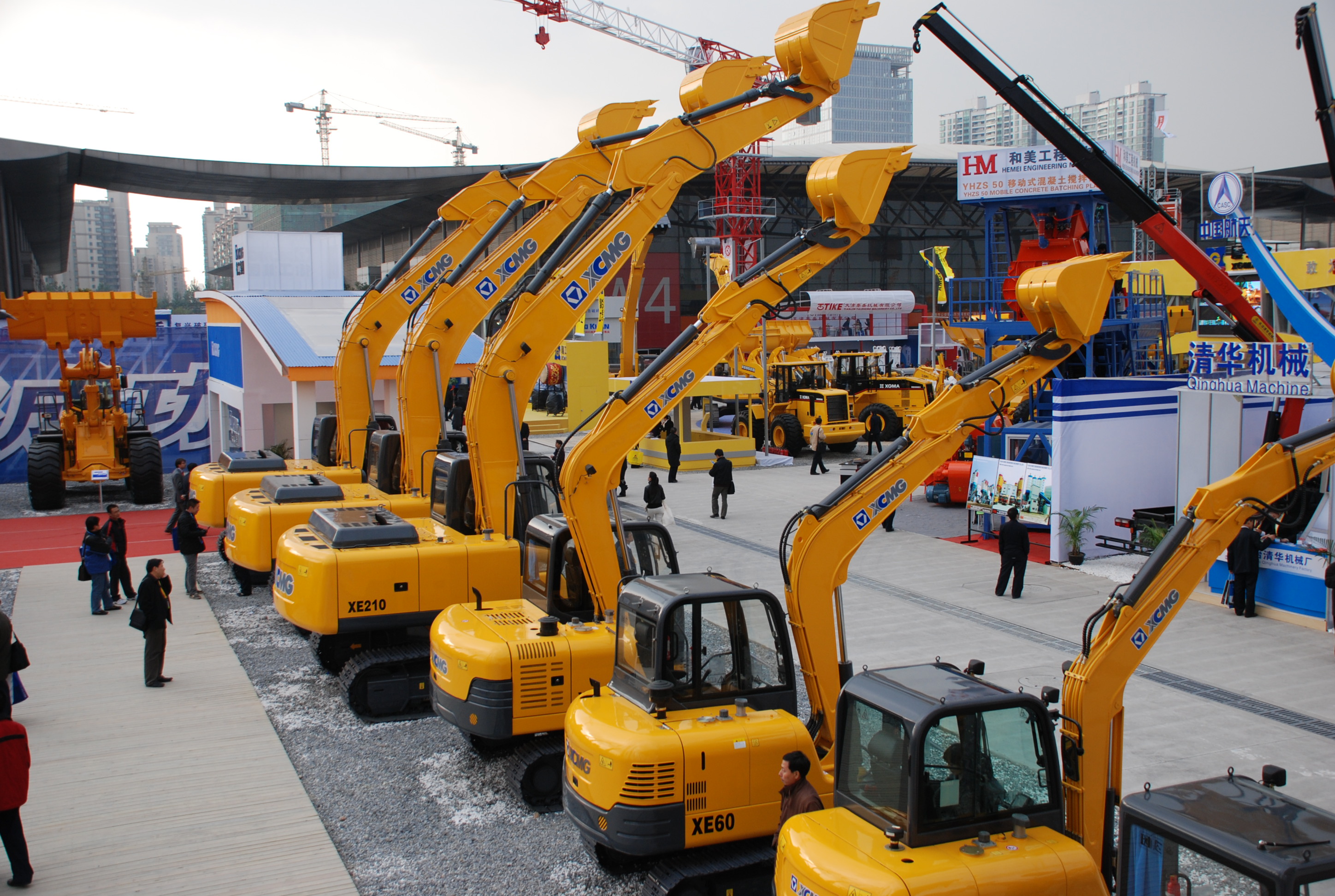 徐工與凱雷投資集團(tuán)發(fā)表聯(lián)合聲明終止合作，獨(dú)立進(jìn)行重組；是年，徐工與卡特彼勒終止合作，獨(dú)資成立徐州徐工挖掘機(jī)械有限公司