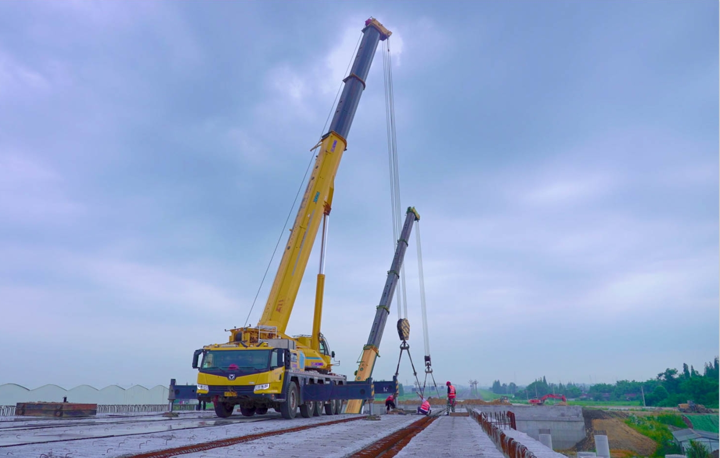 空中對飛接力！徐工三款百噸級聯(lián)袂抬吊！