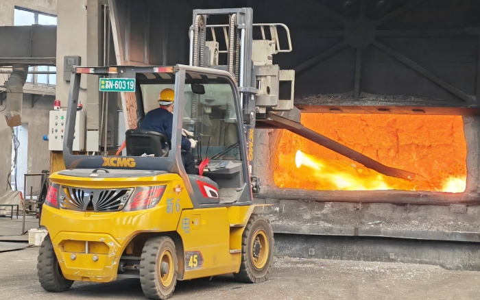 真金不怕火煉，徐工重載孔雀叉車威武霸氣！