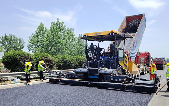 RP905IV攤鋪機(jī)閃耀淮徐高速！