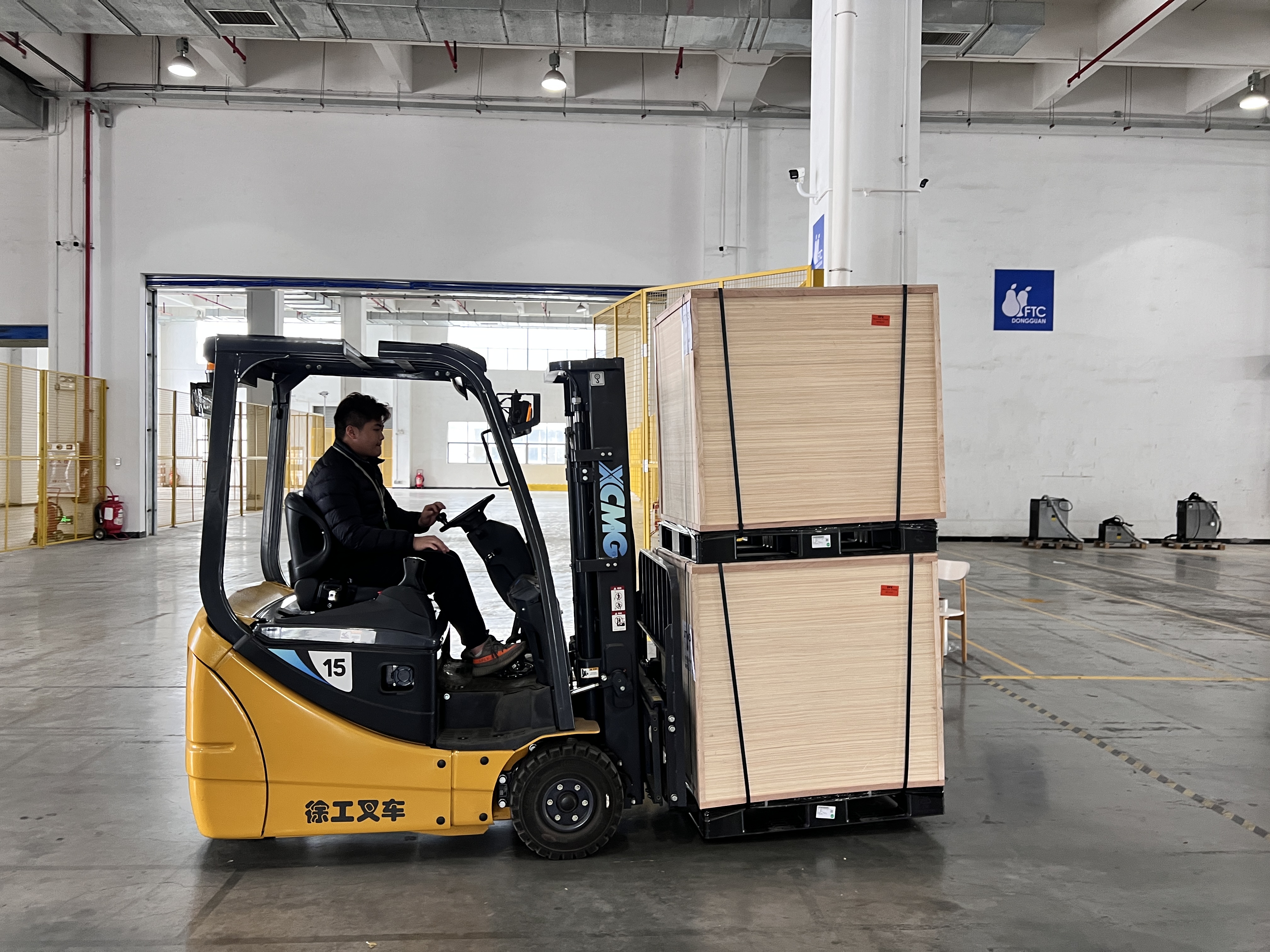 徐工三支點(diǎn)系列叉車助力物流倉儲(chǔ)行業(yè)靈活搬運(yùn)