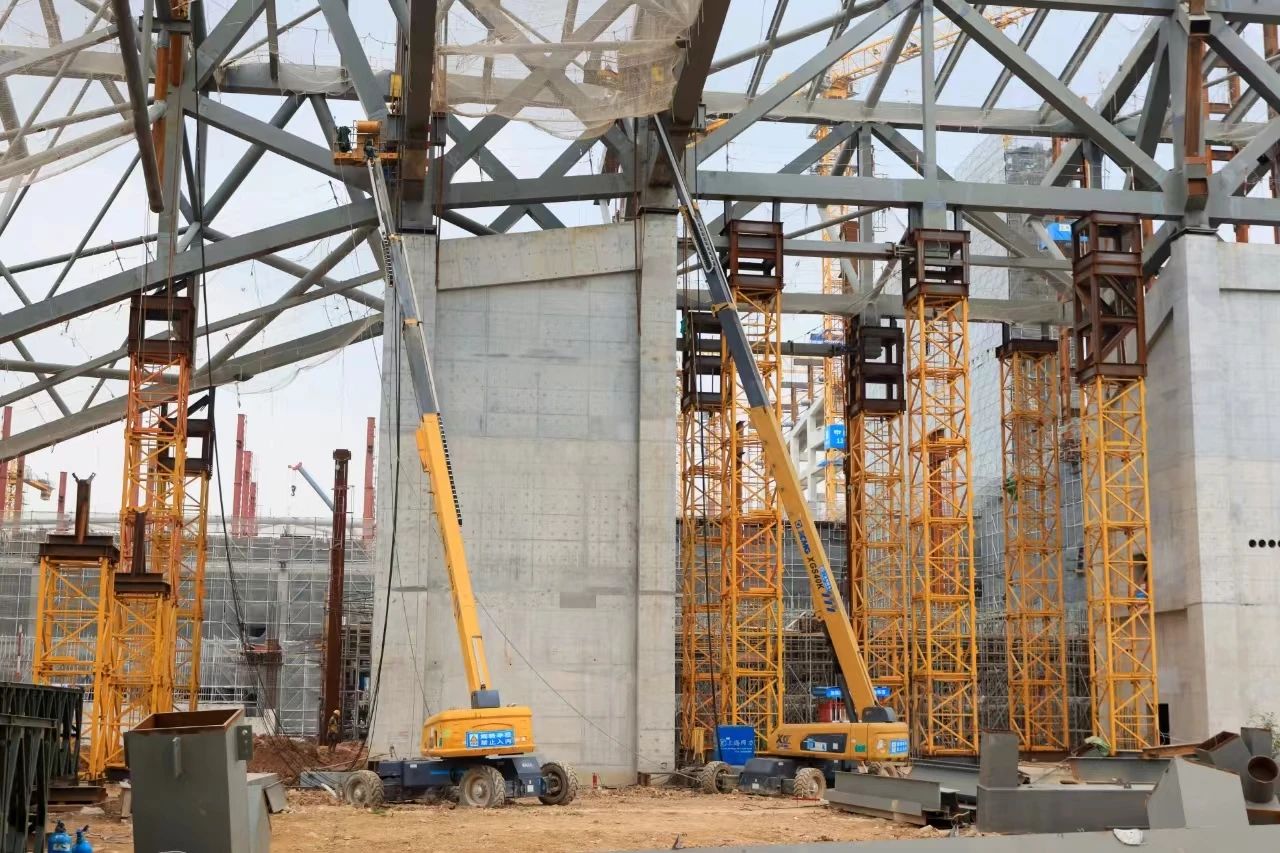 復(fù)雜環(huán)境顯身手！“徐工金”助力深圳冰雪世界