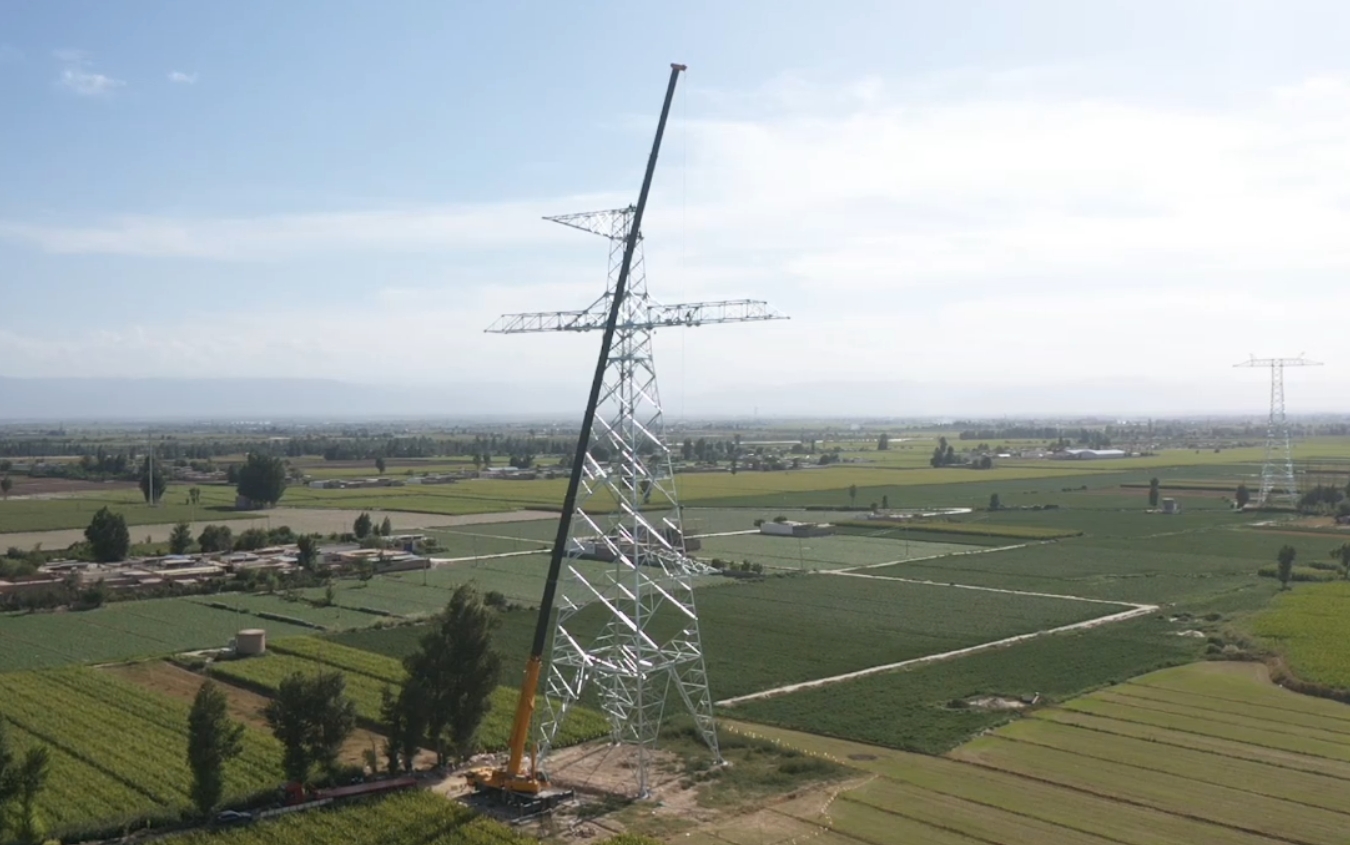 XCA200G8-1助力“哈重線”鐵塔吊裝！