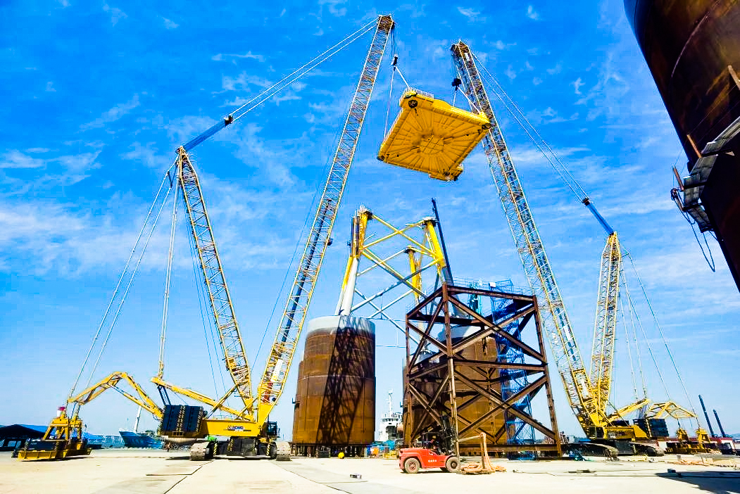 總重1972噸！徐工XGC12000助力大型導(dǎo)管架總組順利吊裝