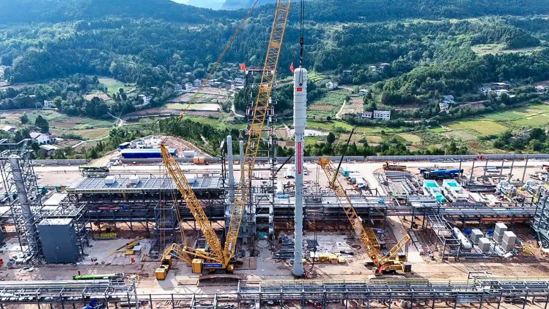 一次性成功！徐工履帶兄弟助力大型油氣田最長整體塔類吊裝