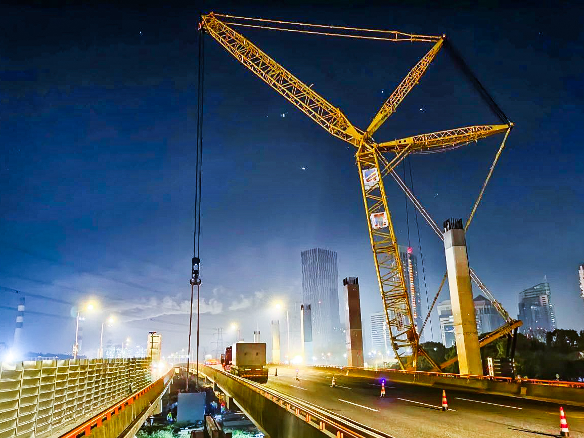 僅用4小時！XGC650跨高速助力沿江通道鋼蓋梁成功吊裝