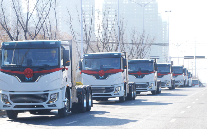 百臺(tái)齊發(fā)，千臺(tái)簽約！徐工新能源牽引車奔赴浙江