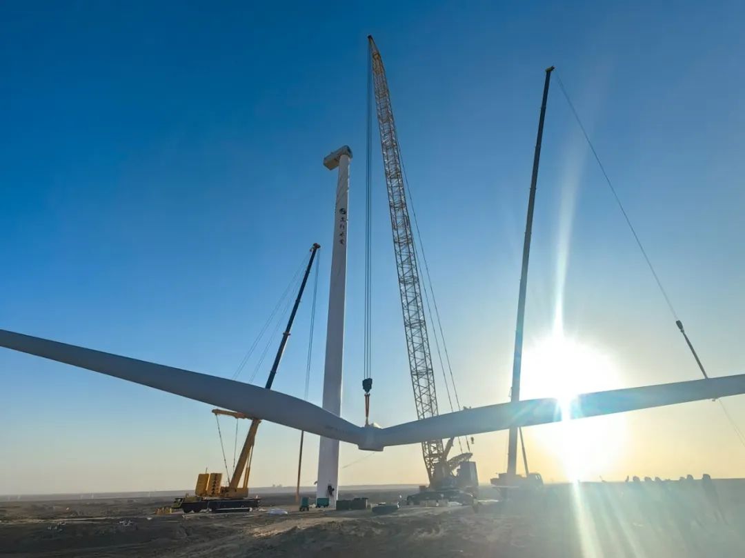 “零偏差”！西北戈壁現(xiàn)風(fēng)電“超級大片”，徐工XLC18000M領(lǐng)銜多機協(xié)同吊裝