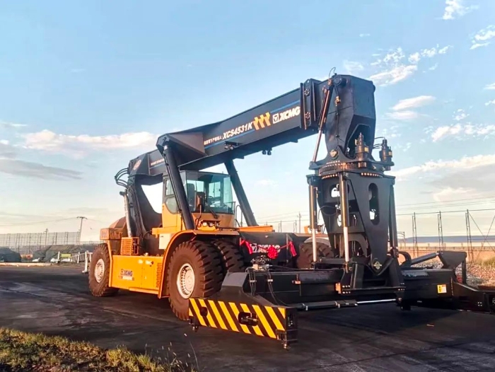 以質(zhì)提速！徐工傾斜吊具正面吊分鐘級(jí)響應(yīng)保障運(yùn)輸安全暢通