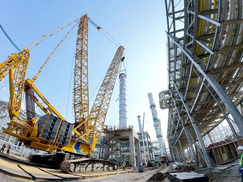 700噸巨塔穩(wěn)穩(wěn)落位？徐工XLC17000給出完美答案