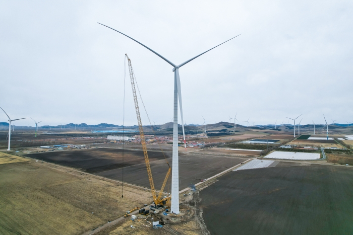 高空之巔，再鑄榮光！XLC18000M助力大型風(fēng)電場首臺185米風(fēng)機成功吊裝
