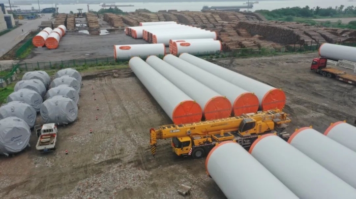 空間太??？在下徐工G2代可變支腿，百噸塔筒在港口“穩(wěn)運”！