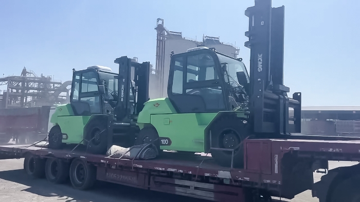 從室內(nèi)到室外，24小時(shí)不停歇！徐工孔雀叉車扎根新疆鋼材廠