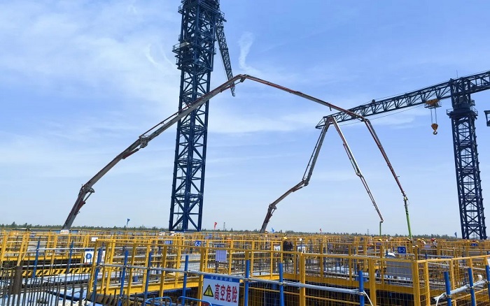 72米巨臂顯神威！徐工“鋼鐵俠”集結(jié)漢南長江大橋