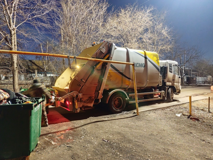 徐工后裝壓縮式垃圾車助力阿斯塔納：高效環(huán)保，助力城市清潔