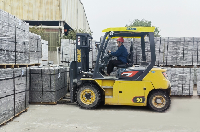 有“石”力！徐工孔雀電動(dòng)叉車強(qiáng)勢(shì)入駐石材廠