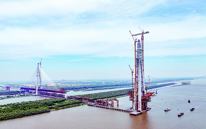 再顯神威 徐工超大塔助力馬鞍山長江公鐵大橋最高主塔封頂