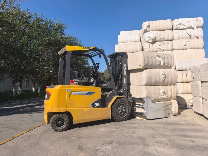 徐工鯤鵬電動(dòng)叉車，賦能西北棉花產(chǎn)業(yè)高效運(yùn)轉(zhuǎn)