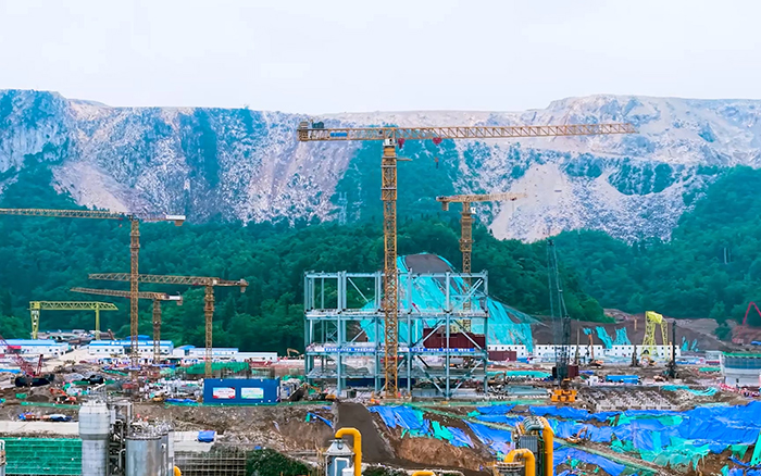 毫米級(jí)精度+高效率! 徐工超大塔智建貴州超級(jí)煤倉