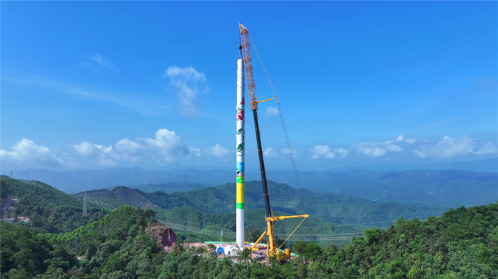402噸重載轉(zhuǎn)場！全球第一吊“輕松駕馭”崎嶇山路