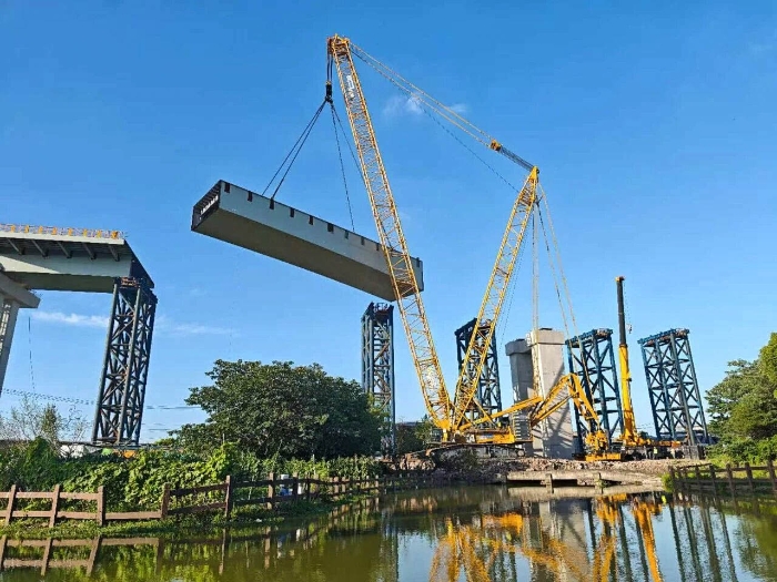 螺螄殼里做道場？徐工XGC11000高架旁上演“極限操作”