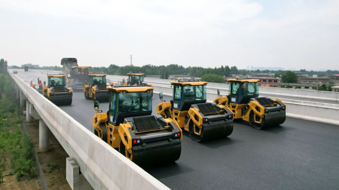 九個(gè)突破丨瀝青路面無人化智慧施工再次亮相臨滕二標(biāo)項(xiàng)目