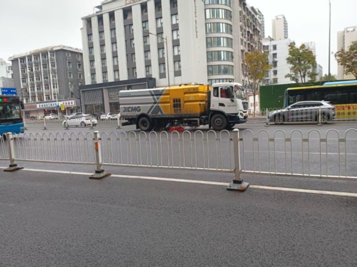 六年品質(zhì)見證硬核實力，徐工18噸洗掃車獲當?shù)乜蛻酎c贊！