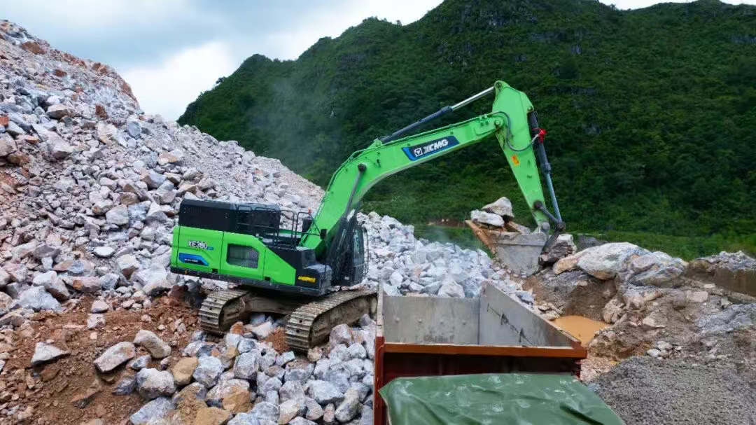 廣西“石料大戶”親測(cè)：徐工XE380EV電挖，年省六七成！