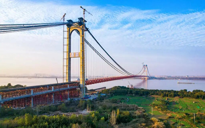 一橋飛架南北！徐工塔機助力世界級工程燕磯長江大橋順利合龍