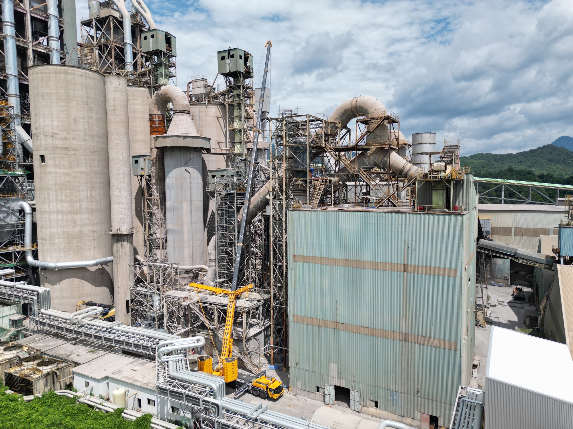 高效精準(zhǔn)，穩(wěn)如磐石——徐工XCA450_K全地面起重機助力現(xiàn)代水泥廠核心設(shè)備吊裝