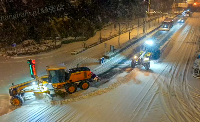 暴雪來襲！數(shù)十臺(tái)平地機(jī)集體出動(dòng)，守護(hù)出行安全