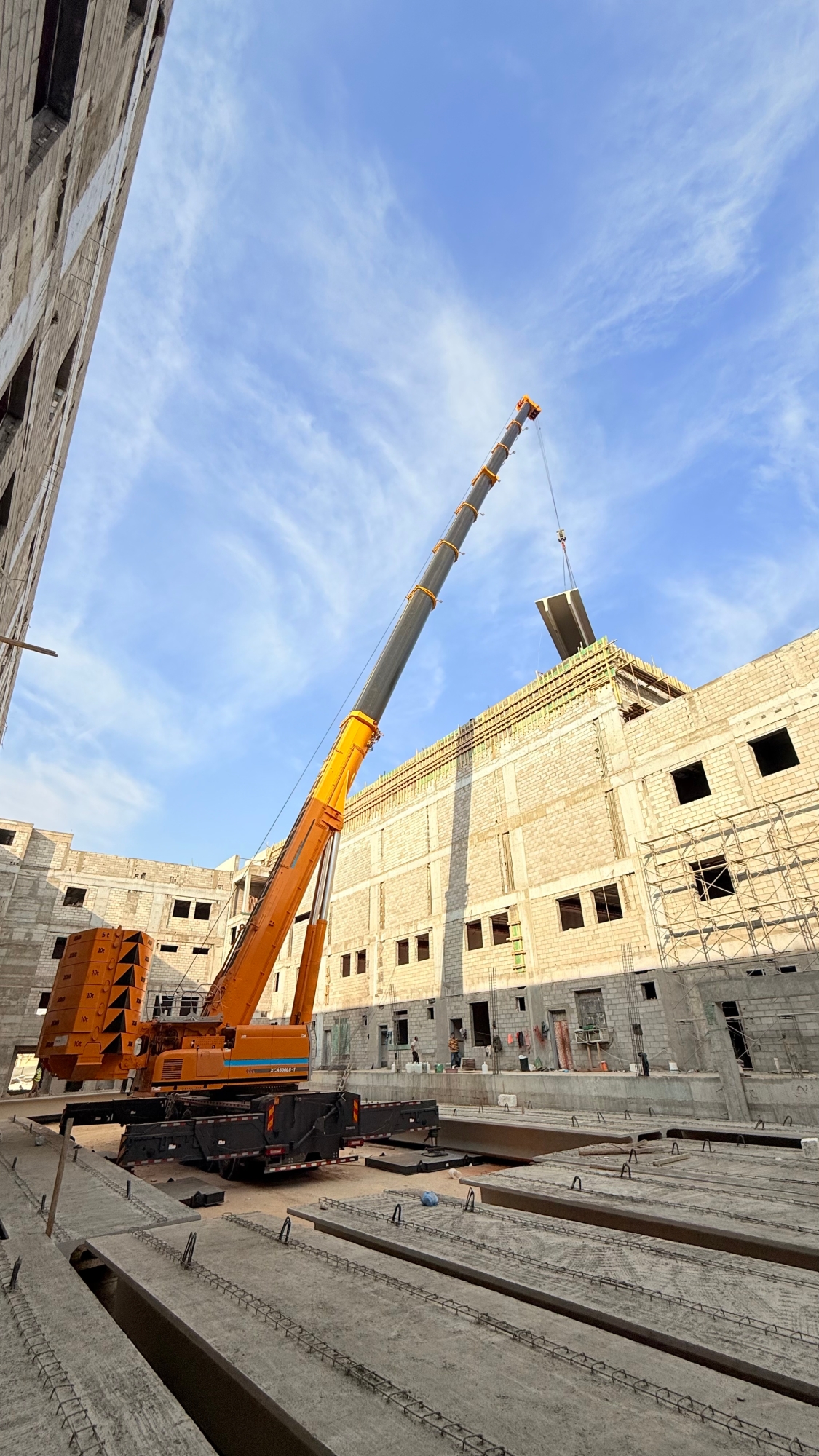 力擎千鈞，精準(zhǔn)入微：徐工XCA600L8_1起重機(jī)決勝沙特超高層吊裝