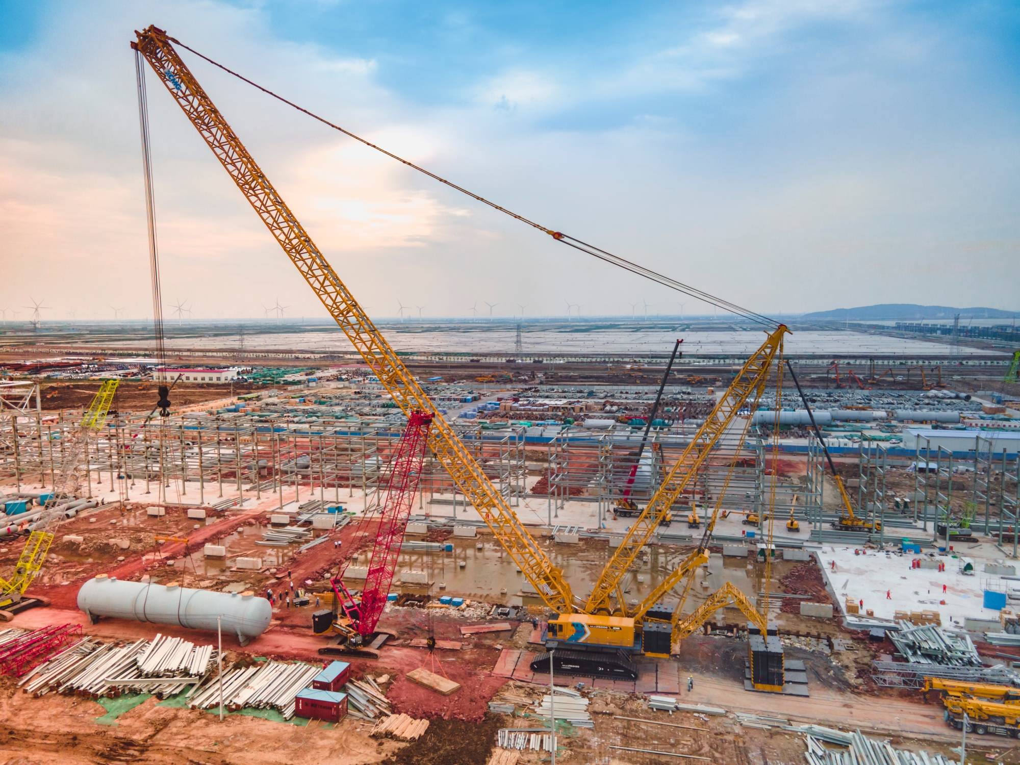 “巨艦”超新星！全球首臺徐工XLC26000閃耀海濱！