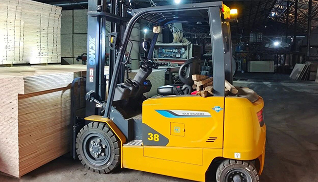 “鯤鵬展翅，板材搬運(yùn)無壓力！”