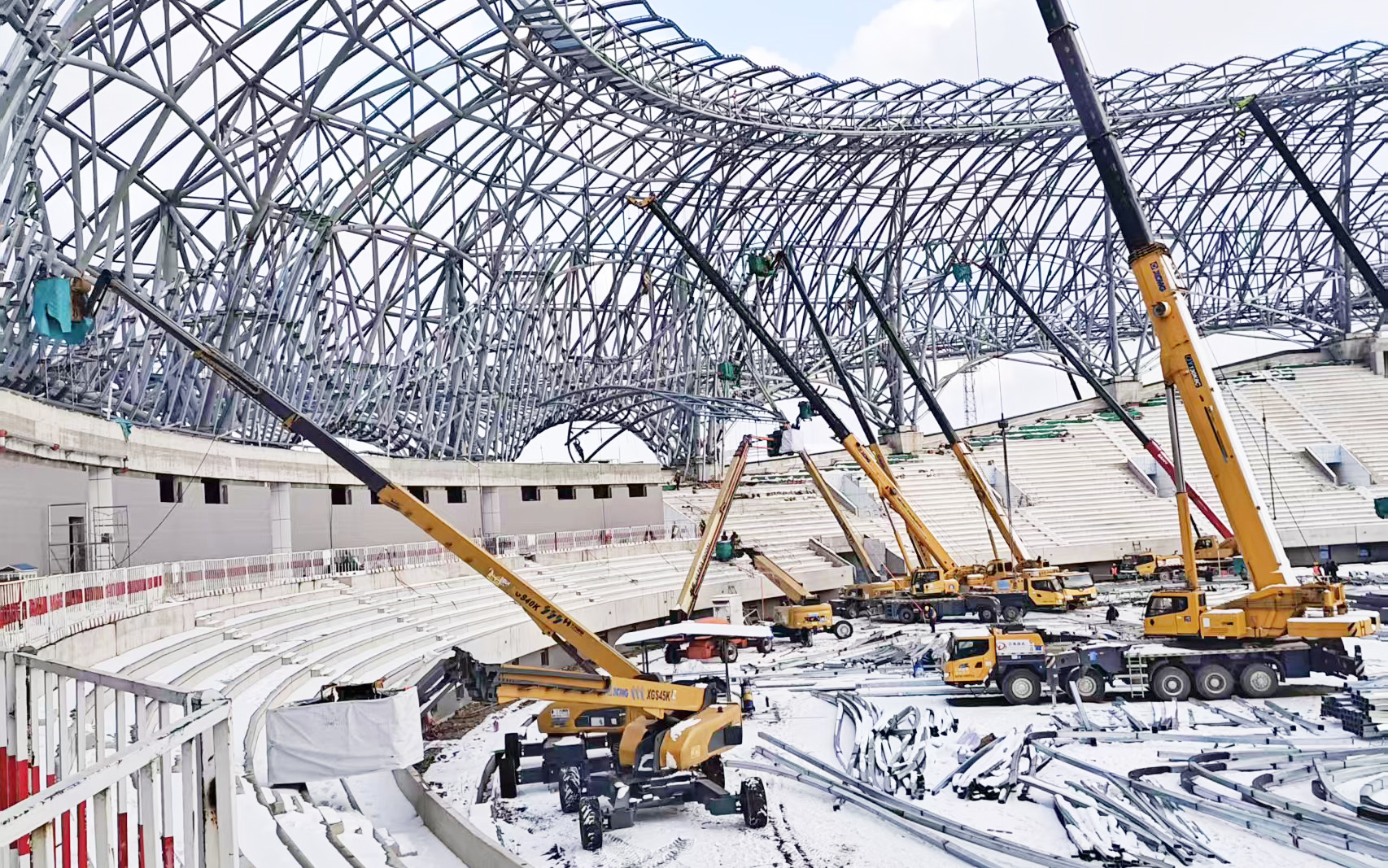 雪天不停工！16臺(tái)高米數(shù)直臂高空作業(yè)平臺(tái)硬核攻堅(jiān)蓬萊體育館項(xiàng)目