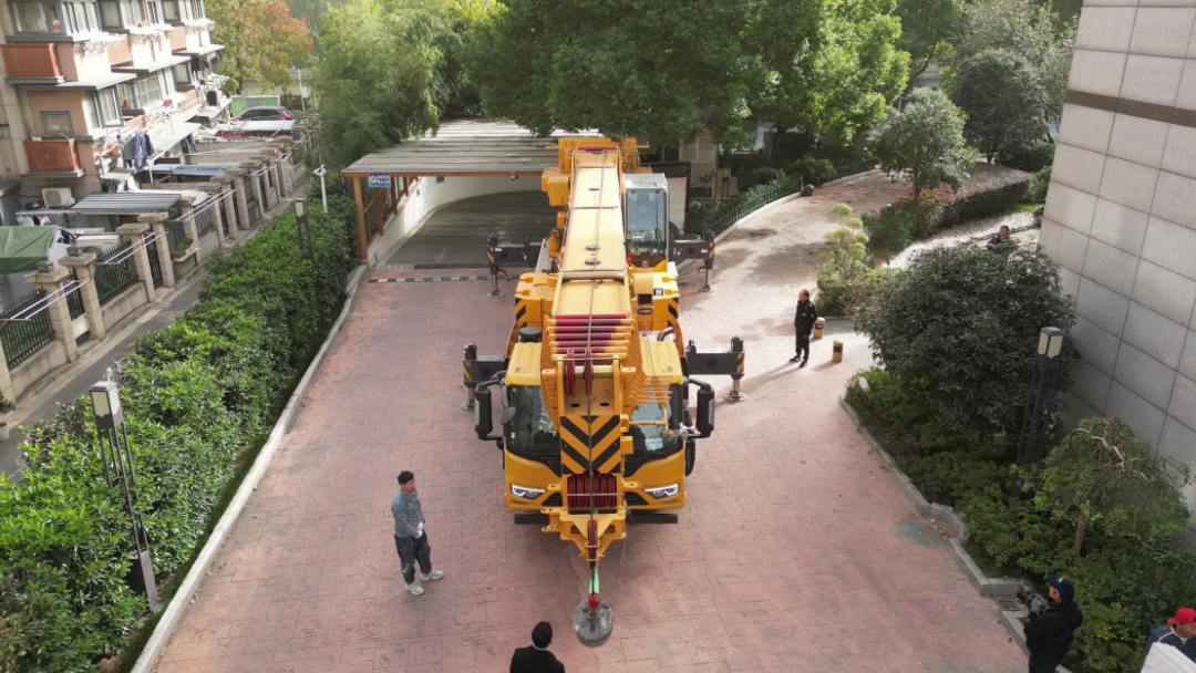 2.8米車寬殺出重圍！徐工G2代四橋130噸極限操作