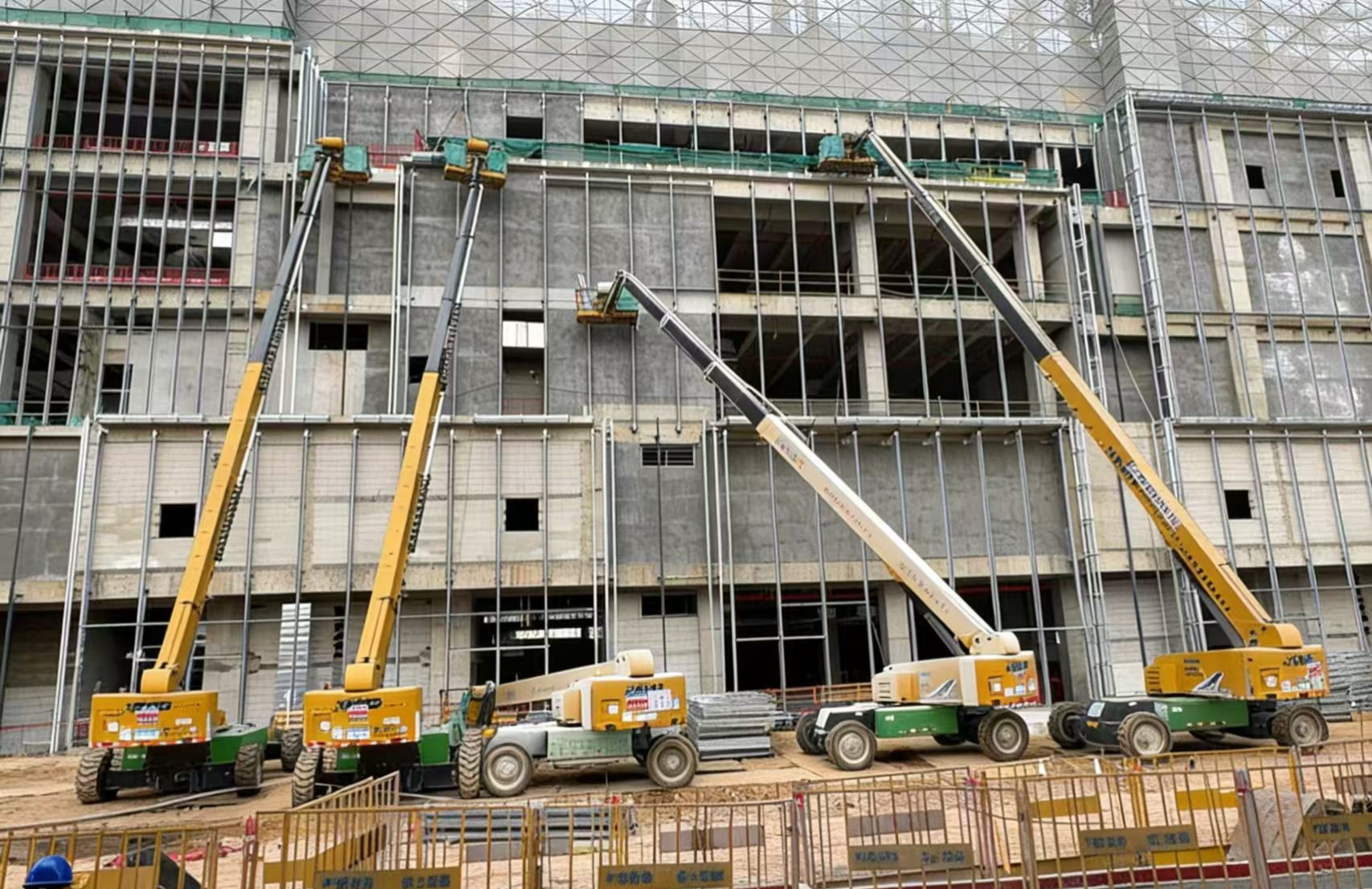 群臂擎地標(biāo)！徐工40米級(jí)高空作業(yè)平臺(tái)賦能東莞華潤置地中心萬象城外立面建設(shè)