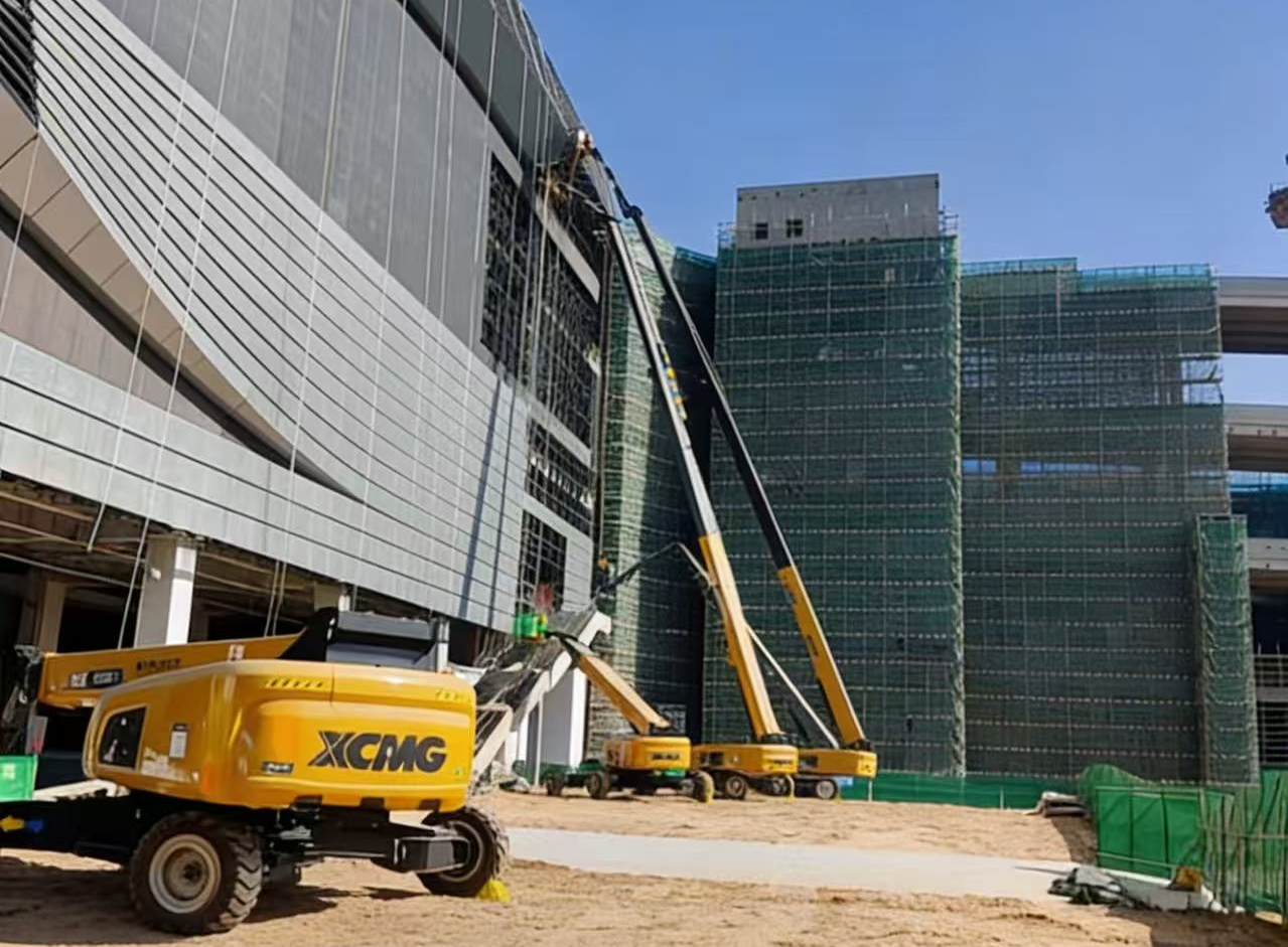 擎天巨臂筑“天空之城”！徐工高米數(shù)車隊(duì)助建亞洲最大“公鐵?！敝腔蹣屑~