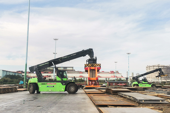 縱橫西北，馭“電”前行！徐工正面吊的綠色征途